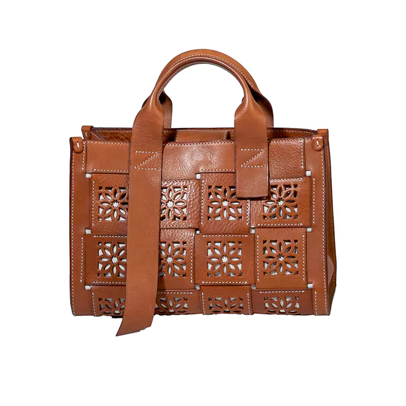 Crossbody-väska i ihålig läder